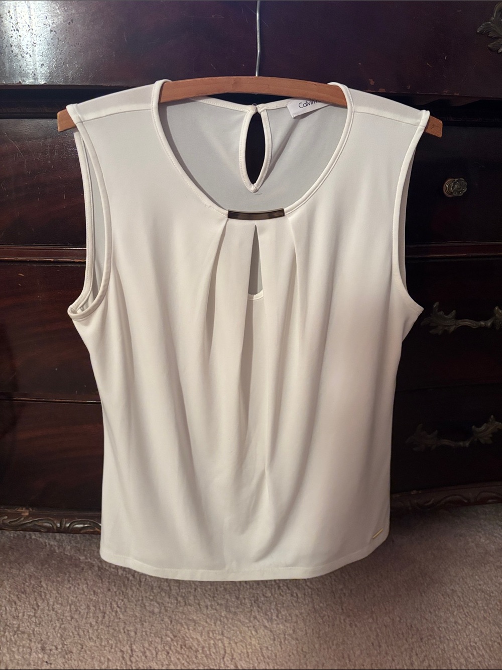 Calvin Klein Women's Cream Sleeveless Keyhole Pleat Tank with Hardware